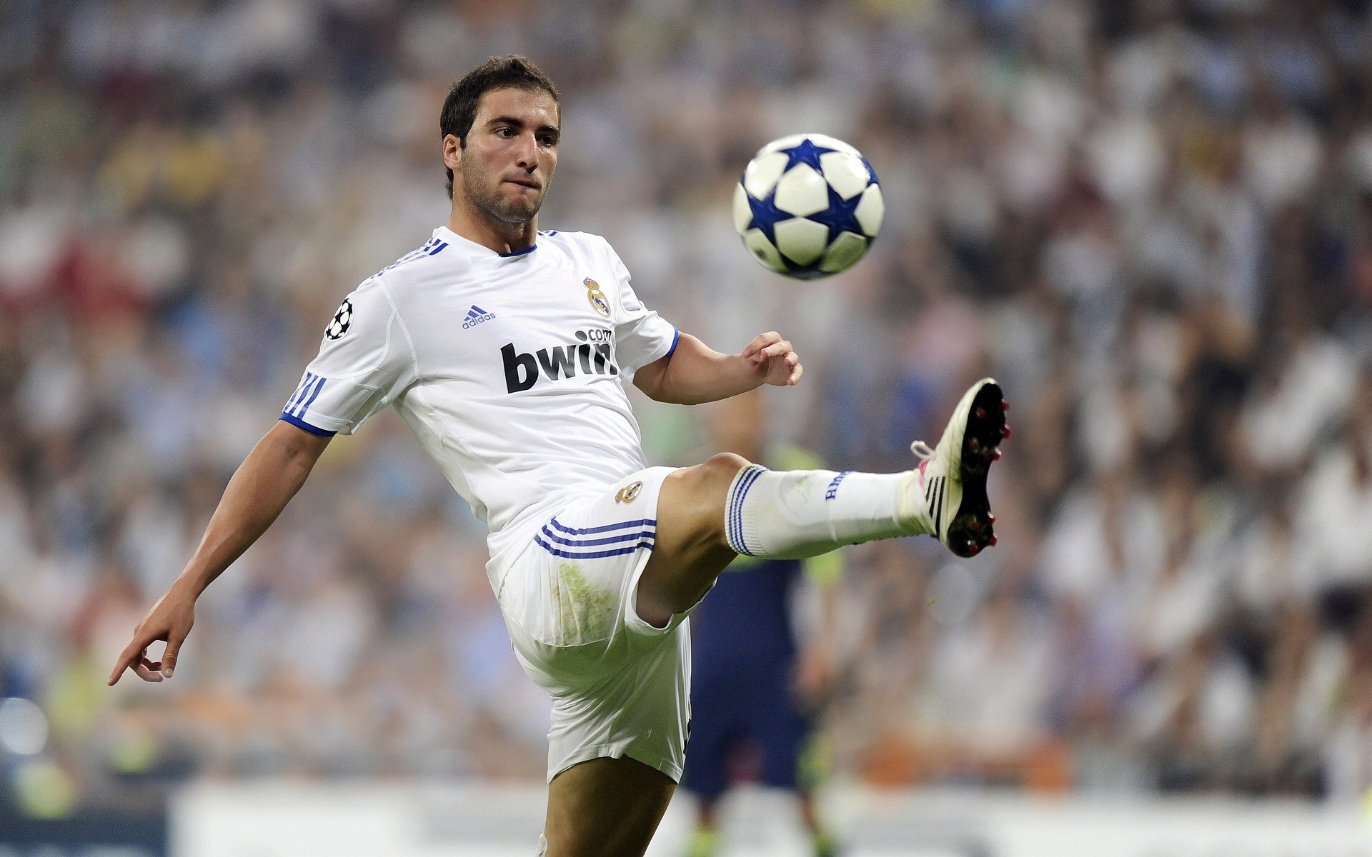 线上线下结合的全民足球热潮，掀起运动新范式，线上踢球